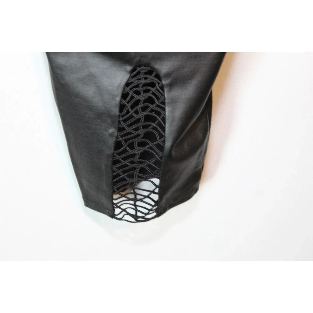 ✨2/$20 Torrid Crop Platinum Legging Coated Ponte Macrame Back Black Size 4 4X - Picture 8 of 11